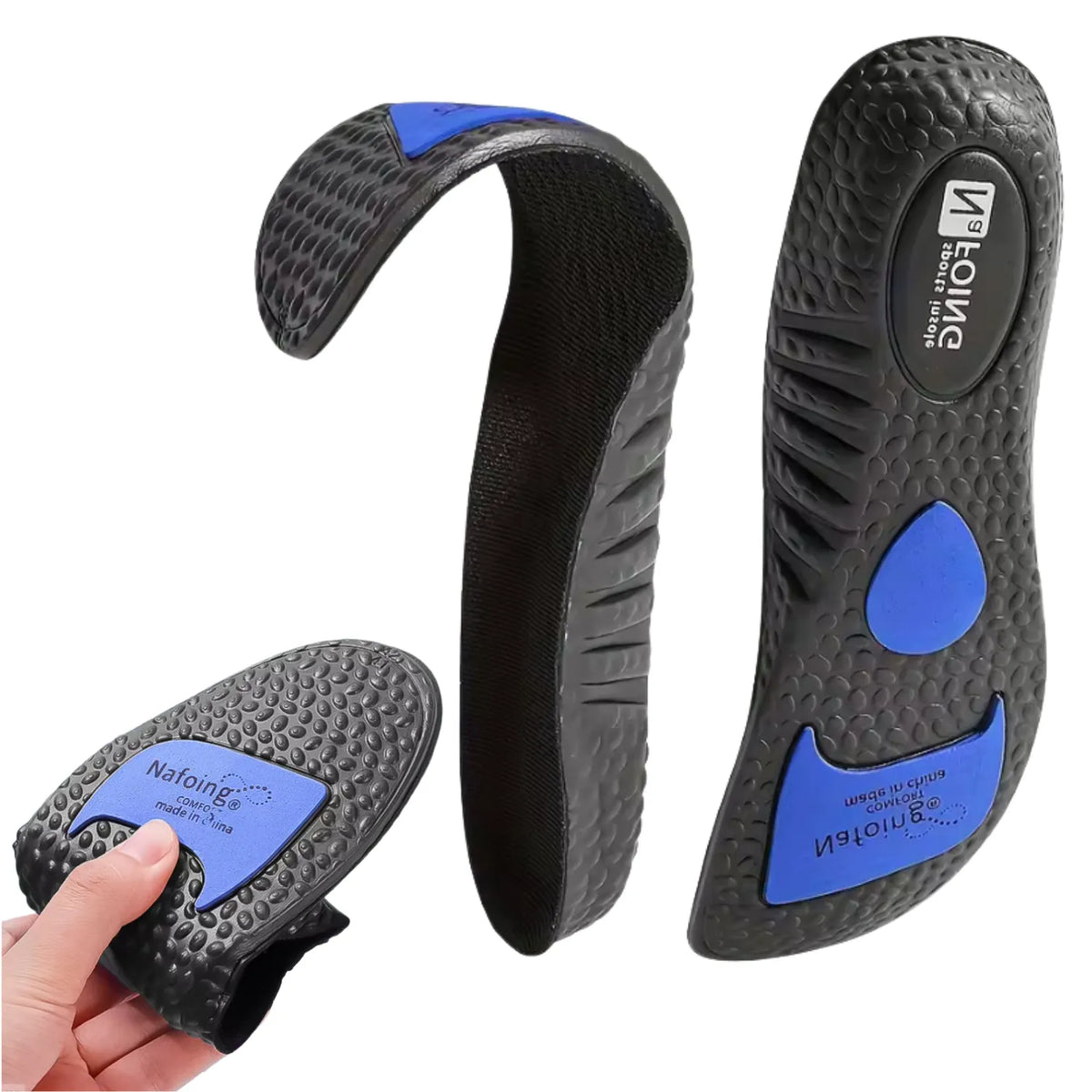 Composição com três visões de palmilha ortopédica X preta, para pés chatos, planos, pisada pronada, exibindo a base inferior com amortecedores azuis, o detalhe em perfil lateral de alta flexibilidade e uma mão flexionando a ponta do produto sobre fundo branco