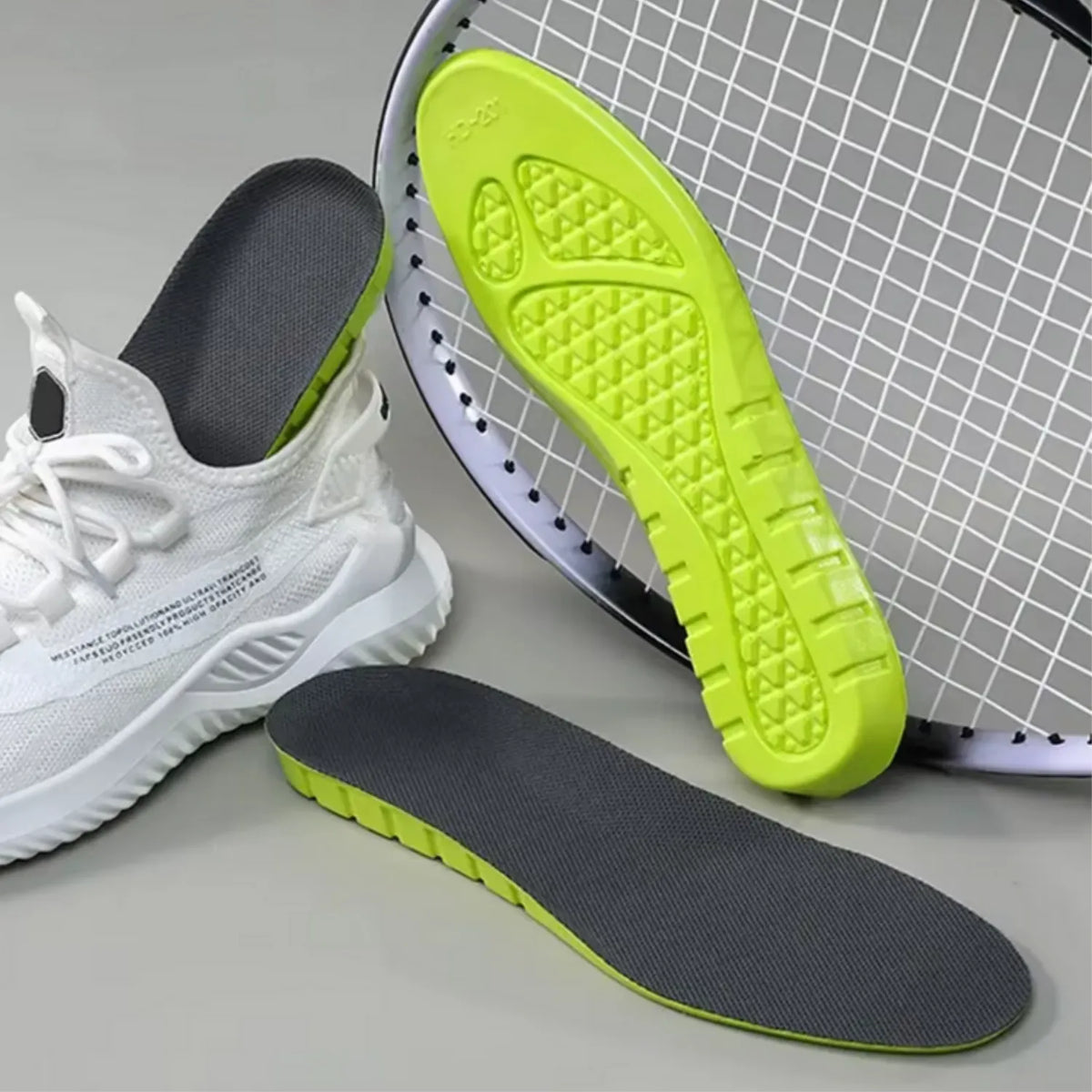 Palmilha ortopédica X esportiva de silicone, para pés chatos, planos, pronada, sendo colocada em um tênis branco, destacando a praticidade e o suporte de arco para atividades físicas Universo Vigor Saúde