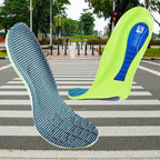Par de palmilhas ortopédicas x esportivas posicionado verticalmente em destaque sobre fundo de faixa de pedestres na rua, exibindo a face superior em tecido azul texturizado e a base com amortecedores azuis