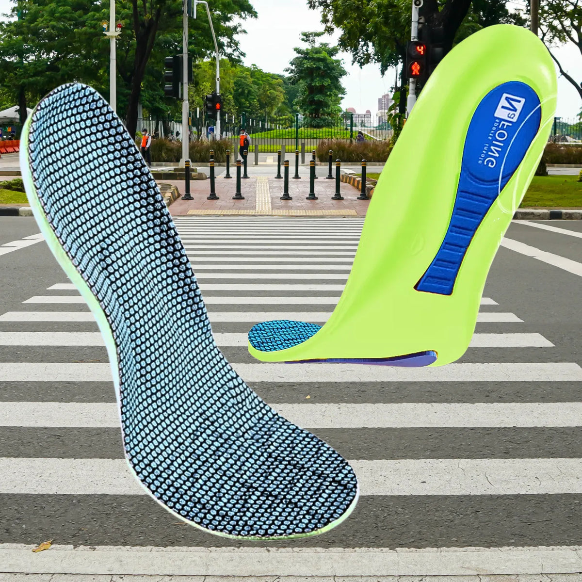 Par de palmilhas ortopédicas x esportivas posicionado verticalmente em destaque sobre fundo de faixa de pedestres na rua, exibindo a face superior em tecido azul texturizado e a base com amortecedores azuis
