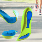 Composição de palmilha ortopédica X esportiva, para pés chatos, planos, pisada pronada, verde-limão com fundo desfoquado de corrida na rua, exibindo a base inferior com amortecedores em gel azul, a flexibilidade do antepé e a calha profunda do calcanhar texturizada