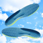 Apresentação dupla horizontal de palmilhas ortopédicas X esportivas verde-limão, para pés chatos, planos, pisada pronada, flutuando contra o fundo de céu azul com nuvens brancas, exibindo a face superior antiderrapante em tecido azul texturizado