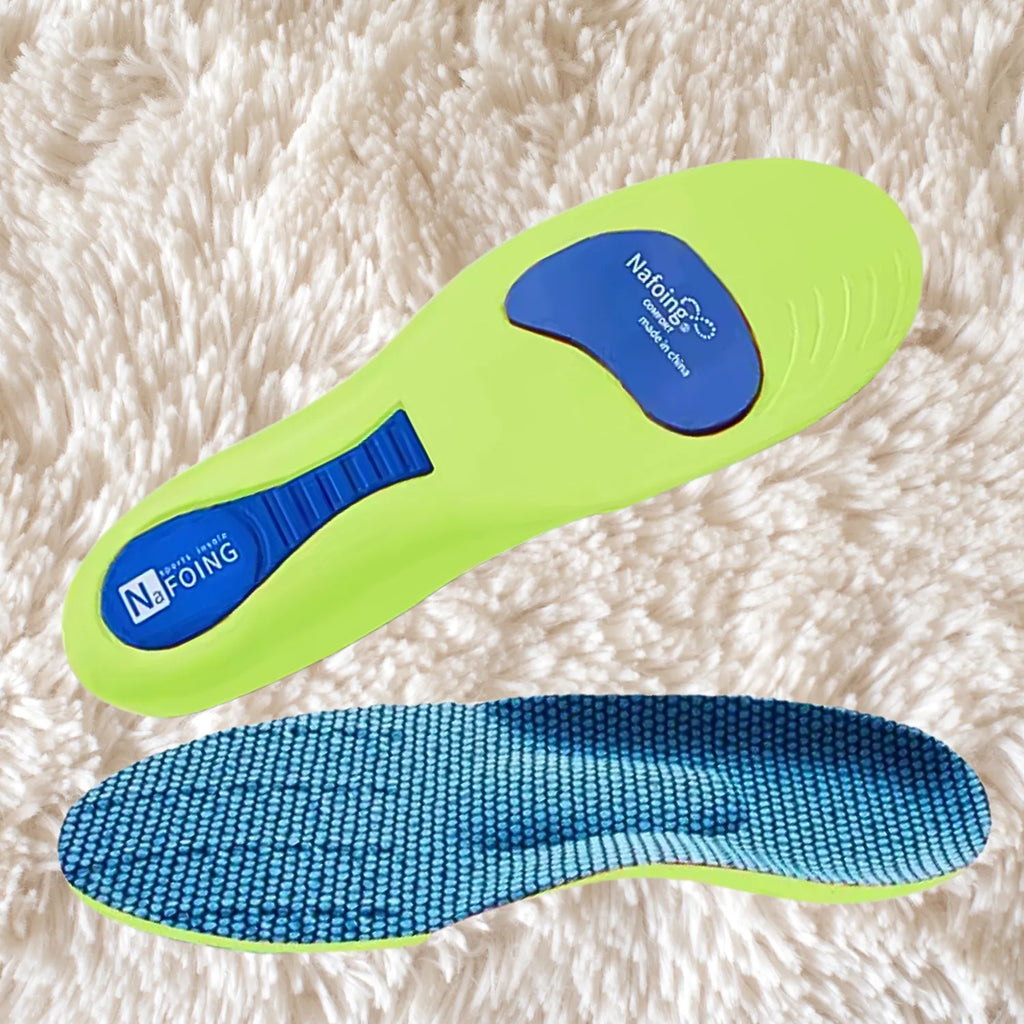 Visão dupla de palmilha ortopédica X esportiva, para pés chatos, planos, pisada pronada, na cor verde-limão exibindo a parte inferior com placas de amortecimento azuis e a unidade inferior em perfil com revestimento superior em tecido azul texturizado sobre fundo felpudo branco