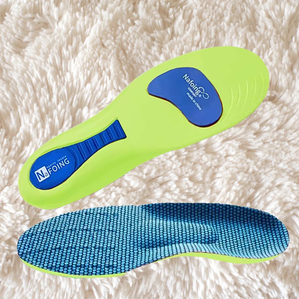 Visão dupla de palmilha ortopédica X esportiva, para pés chatos, planos, pisada pronada, na cor verde-limão exibindo a parte inferior com placas de amortecimento azuis e a unidade inferior em perfil com revestimento superior em tecido azul texturizado sobre fundo felpudo branco