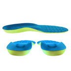 Composição de três ângulos da palmilha ortopédica X esportiva, para pés chatos, planos, pisada pronada, verde-limão, mostrando o perfil superior anatômico azul texturizado e duas vistas aproximadas da cavidade profunda de proteção para o calcanhar sobre fundo branco