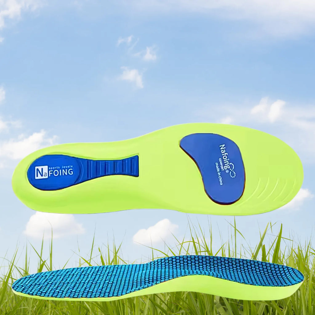 Apresentação dupla de palmilha ortopédica X esportiva, para pés chatos, planos, pisada pronada, cor verde-limão com fundo de grama e céu azul, exibindo a base inferior com amortecedores azuis planos na parte superior e a unidade inferior de perfil com tecido azul texturizado