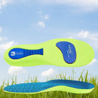 Apresentação dupla de palmilha ortopédica X esportiva, para pés chatos, planos, pisada pronada, cor verde-limão com fundo de grama e céu azul, exibindo a base inferior com amortecedores azuis planos na parte superior e a unidade inferior de perfil com tecido azul texturizado