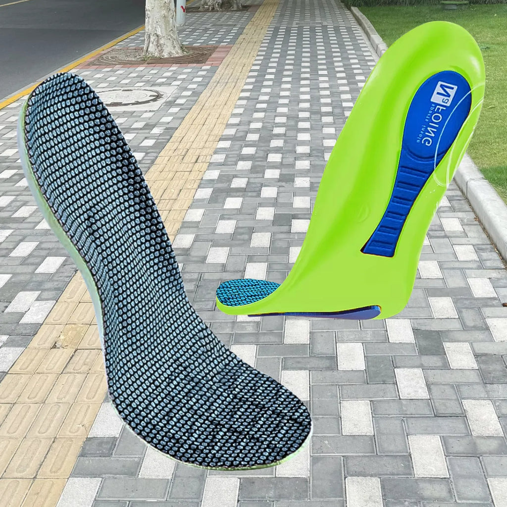Visão combinada vertical de palmilha esportiva ortopedica X, para pés chatos, planos, pisada pronada, verde-limão em primeiro plano com tecido azul escuro texturizado antiderrapante ao lado de uma unidade exibindo a base inferior com amortecedor azul sobre fundo de calçada