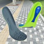Visão combinada vertical de palmilha esportiva ortopedica X, para pés chatos, planos, pisada pronada, verde-limão em primeiro plano com tecido azul escuro texturizado antiderrapante ao lado de uma unidade exibindo a base inferior com amortecedor azul sobre fundo de calçada