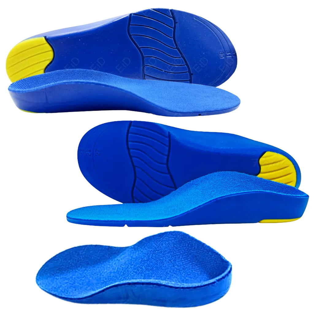 Palmilha ortopédica X infantil 3d azul, composição multimaterial de cinco ângulos, para pés chatos, planos, pisada pronada, exibindo a elevação do arco médio, a base antiderrapante e o calcanhar profundo em formato U Universo Vigor Saúde