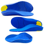 Palmilha ortopédica X infantil 3d azul, composição multimaterial de cinco ângulos, para pés chatos, planos, pisada pronada, exibindo a elevação do arco médio, a base antiderrapante e o calcanhar profundo em formato U Universo Vigor Saúde