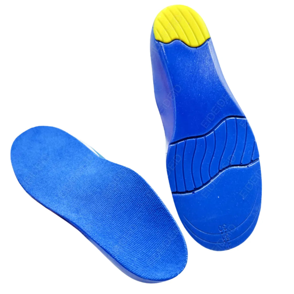 Par de palmilhas ortopédicas X infantis 3d azuis em posições alternadas, para pés chatos, planos, pisada pronada, exibindo a superfície de veludo e a base de suporte com calcanhar amarelo Universo Vigor Saúde