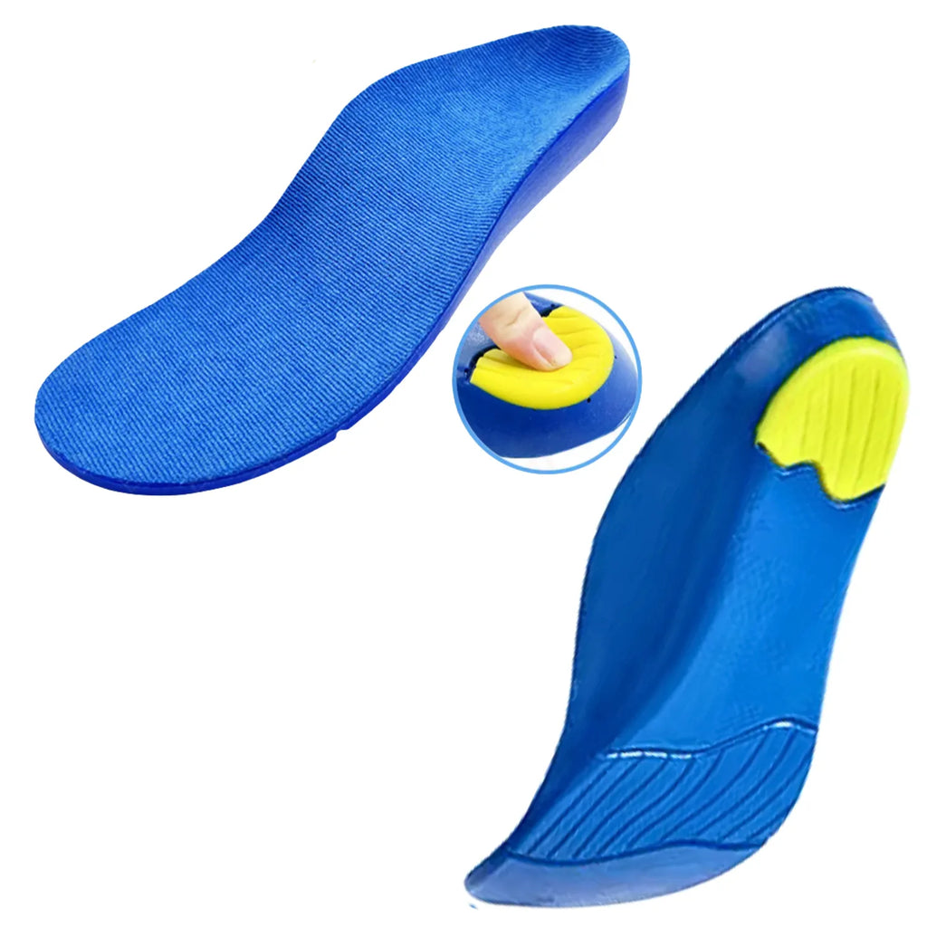 Visão superior e inferior da palmilha ortopédica X infantil 3d azul, para pés chatos, planos, pisada pronada, com círculo de zoom exibindo a pressão e o amortecimento da almofada amarela de calcanhar Universo Vigor Saúde