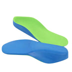 Visão tridimensional em ângulos opostos da palmilha ortopedica X infantil 3D, para pés chatos, planos, pisada pronada, mostrando o design anatômico completo da peça