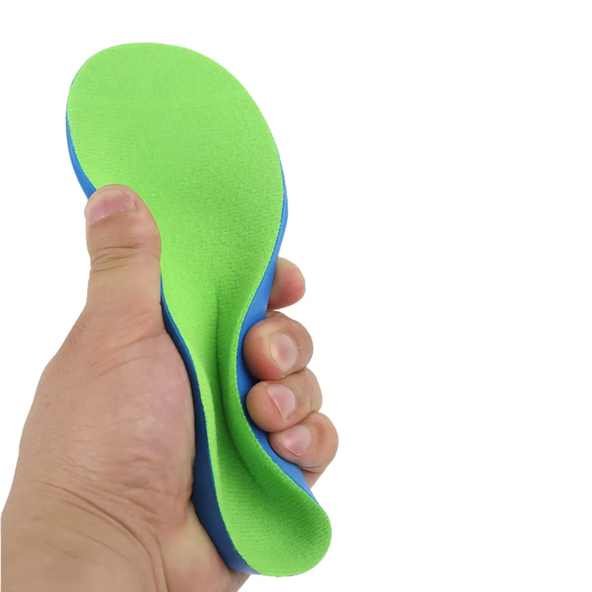 Palmilha ortopedica XO infantil 3d: mão pressionando a lateral para mostrar a densidade e a resiliência duradoura do material, para pés chatos, planos, pisada pronada
