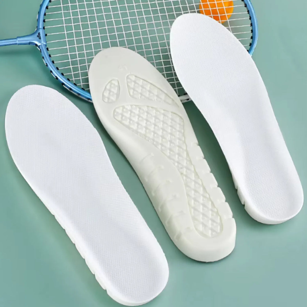 Visão geral do par de palmilhas ortopédicas X brancas, para pés chatos, planos, pisada pronada, com design ergonômico para suporte de arco e alta absorção de impacto Universo Vigor Saúde